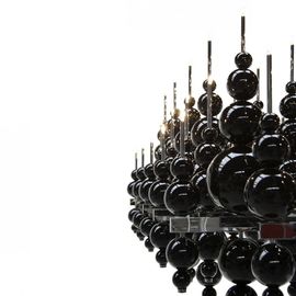 白および黒をつける上限のホテルのロビーの大きく装飾的な掛かるシャンデリア