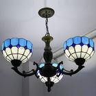 ライトを掛ける青い錬鉄ランプの Tiffany 様式のシャンデリア