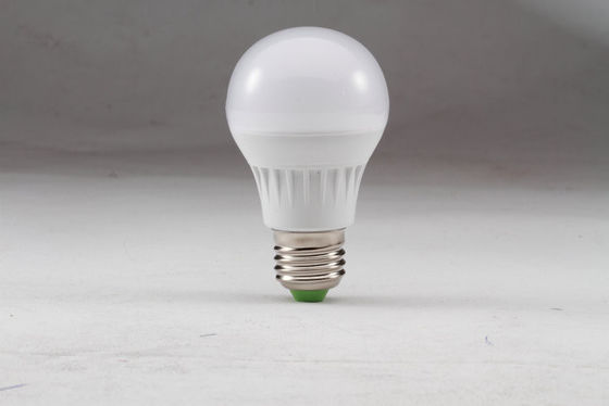シャンデリア 5W 400 の内腔高い発電 LED の電球 2700K - 6500K の乳白色カバー