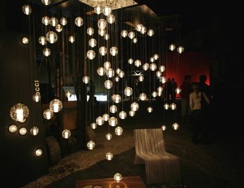 吊り下げ式のつく LED の装飾的なシャンデリアを掛ける現代クリスタル グラスの球