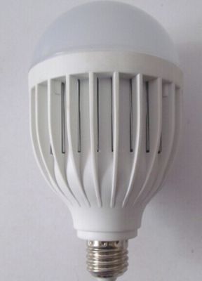 高い内腔 12W 1150LM IP45 Epistar プラスチック収容 LED の地球の球根の工場