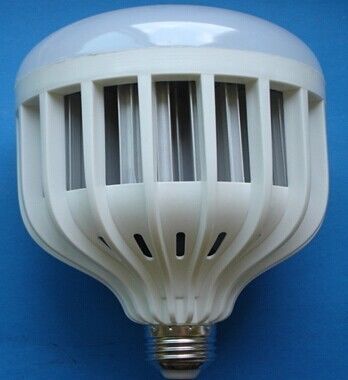 高い内腔 12W 1150LM IP45 Epistar プラスチック収容 LED の地球の球根の工場
