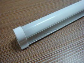 OEM のラベルの印刷物が付いている高性能 18W 2000LM RA90 4 のフィート T8 LED の管ライト