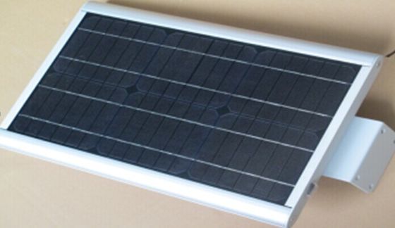 高い内腔 50W の純粋な白 IP66 屋外のオールインワン太陽 LED の街灯