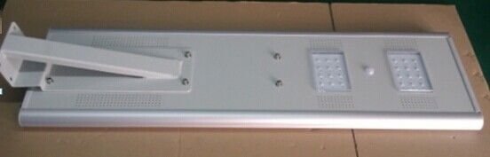 高い内腔 50W の純粋な白 IP66 屋外のオールインワン太陽 LED の街灯