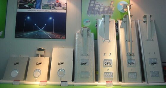 高い内腔 50W の純粋な白 IP66 屋外のオールインワン太陽 LED の街灯